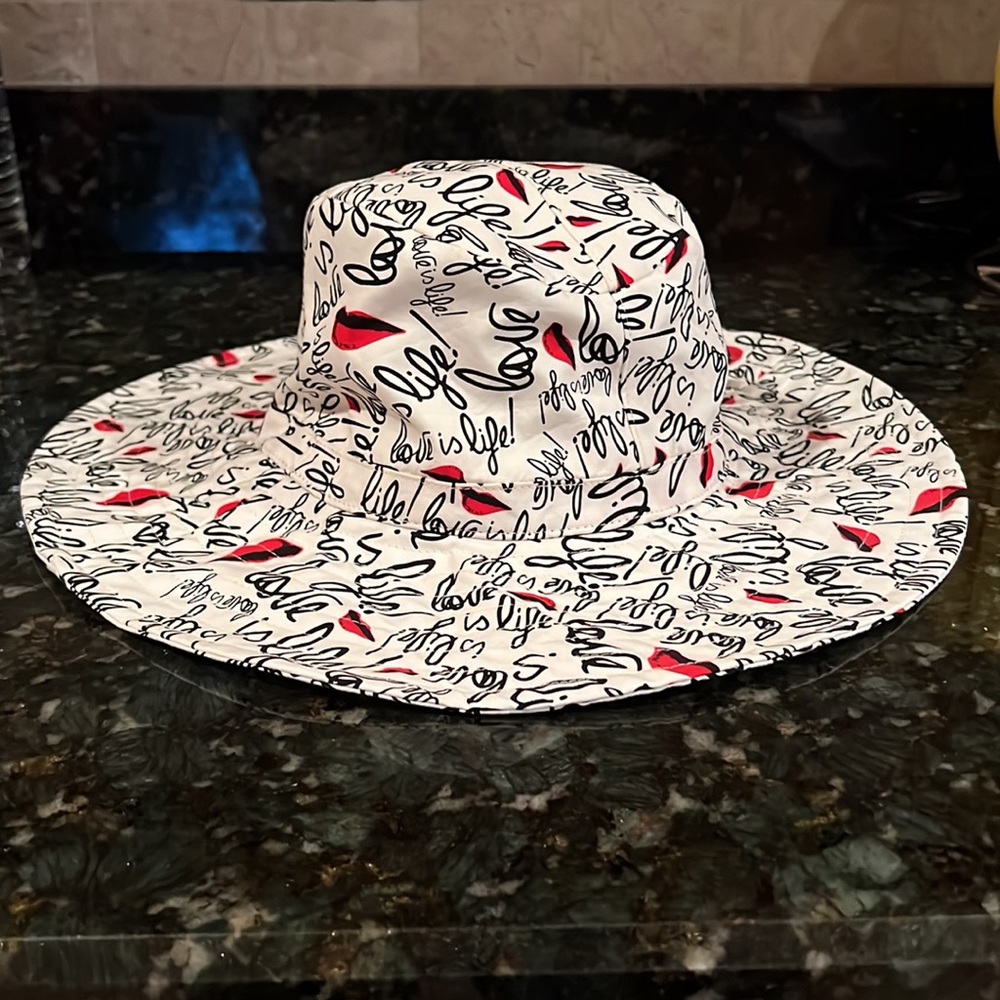 Diane Von Furstenberg hat - Picture 2 of 3
